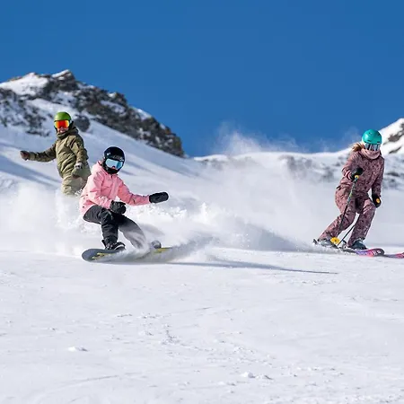 Peaks Place & Aparthotel 4*