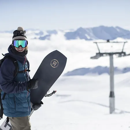 Peaks Place & 4* Laax